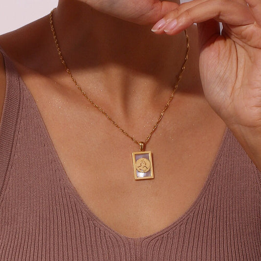 Shell Pendant Necklace